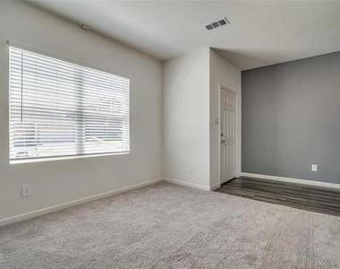 731 Yorkshire Drive - Photo Thumbnail 10