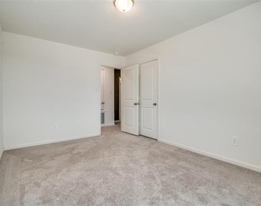 731 Yorkshire Drive - Photo Thumbnail 4