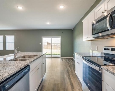 731 Yorkshire Drive - Photo Thumbnail 17