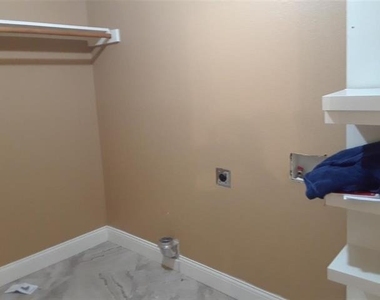 2428 Collier Drive - Photo Thumbnail 6