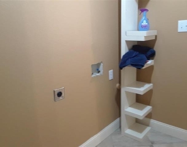 2428 Collier Drive - Photo Thumbnail 5