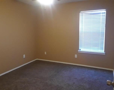 2428 Collier Drive - Photo Thumbnail 3
