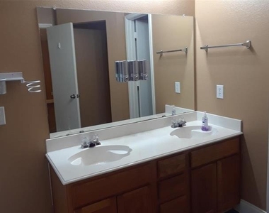 2428 Collier Drive - Photo Thumbnail 11