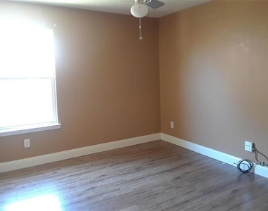 2428 Collier Drive - Photo Thumbnail 4