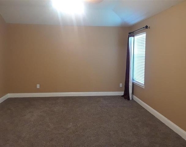 2428 Collier Drive - Photo Thumbnail 7