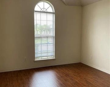 10079 Cambridge Drive - Photo Thumbnail 5