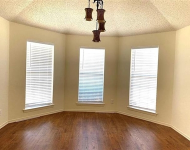10079 Cambridge Drive - Photo Thumbnail 2