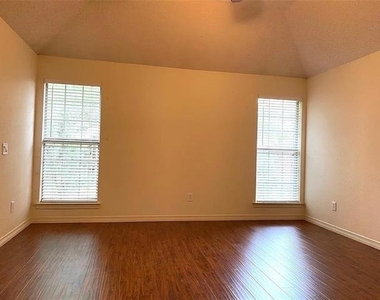 10079 Cambridge Drive - Photo Thumbnail 4