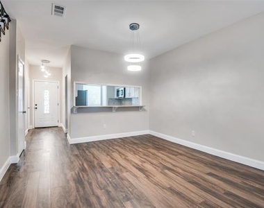 202 Samuel Boulevard - Photo Thumbnail 4