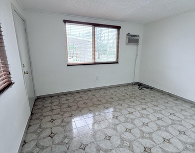957 W 67th Street - Photo Thumbnail 3
