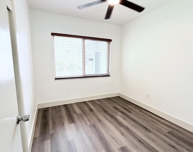 957 W 67th Street - Photo Thumbnail 12
