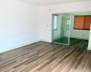 957 W 67th Street - Photo Thumbnail 9