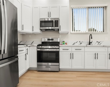 19928 Hatton Street - Photo Thumbnail 3