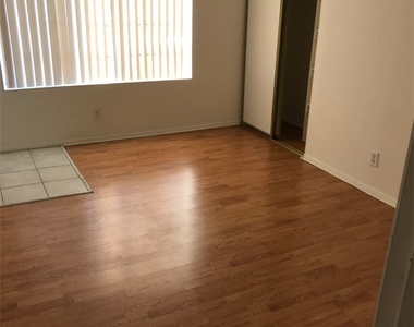 11035 Moorpark Street - Photo Thumbnail 9