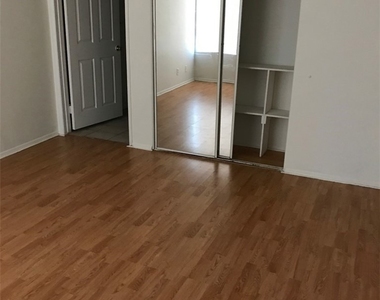 11035 Moorpark Street - Photo Thumbnail 7