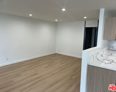 1253 N Hayworth Avenue - Photo Thumbnail 2