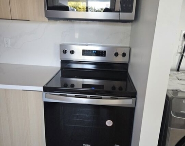 603 W W 46th Street - Photo Thumbnail 4