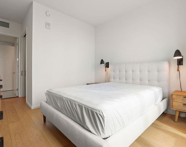 889 Francisco Street - Photo Thumbnail 15