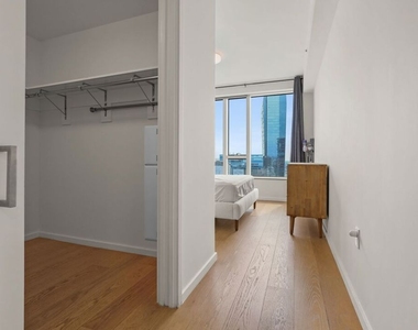 889 Francisco Street - Photo Thumbnail 17