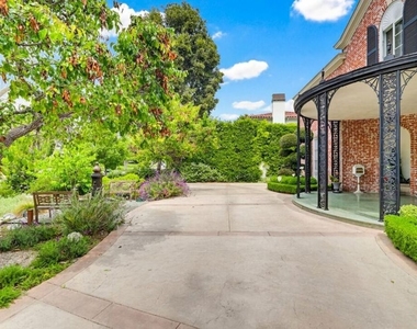 516 S Rimpau Boulevard - Photo Thumbnail 4