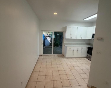 350 E Washington Ave - Photo Thumbnail 2