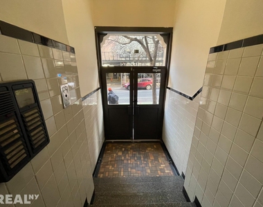 241 E 38th St - Photo Thumbnail 8