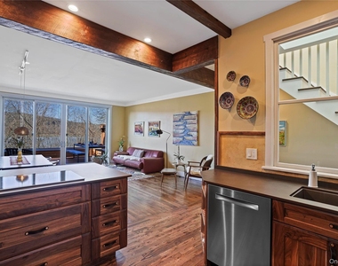 493 Warburton Avenue - Photo Thumbnail 9