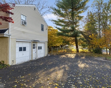 225 Pershing Avenue - Photo Thumbnail 2