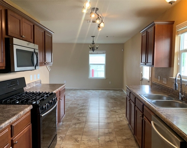 18317 Great Falls St - Photo Thumbnail 5