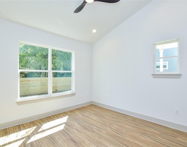 7103 Bennett Ave - Photo Thumbnail 6