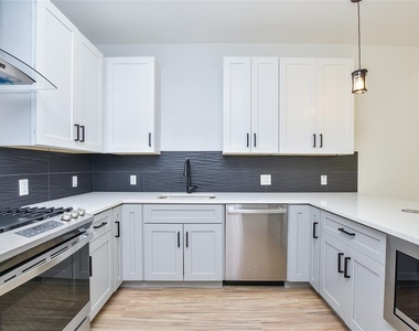 7103 Bennett Ave - Photo Thumbnail 3