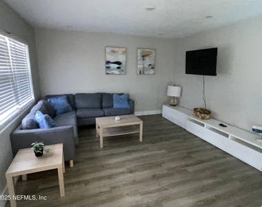 318 Arricola Avenue - Photo Thumbnail 10