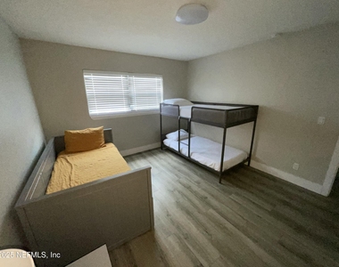 318 Arricola Avenue - Photo Thumbnail 28