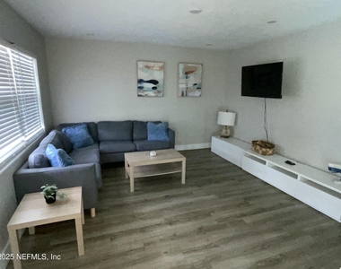 318 Arricola Avenue - Photo Thumbnail 11