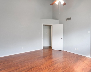 10811 Richmond Avenue Avenue - Photo Thumbnail 9