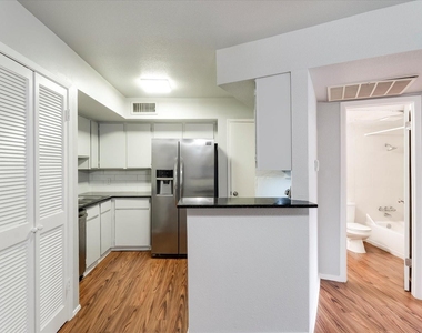 10811 Richmond Avenue Avenue - Photo Thumbnail 3