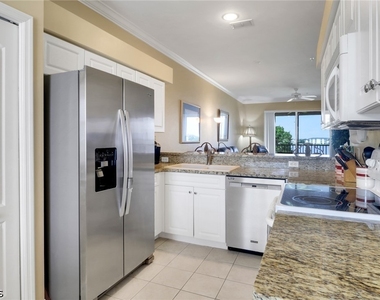 10390 Washingtonia Palm Way - Photo Thumbnail 14