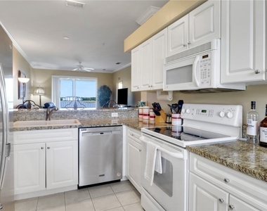 10390 Washingtonia Palm Way - Photo Thumbnail 12
