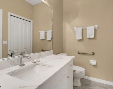 10390 Washingtonia Palm Way - Photo Thumbnail 18