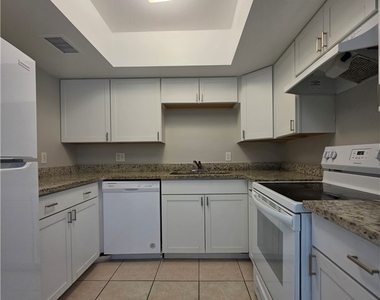 1830 Maravilla Avenue - Photo Thumbnail 10