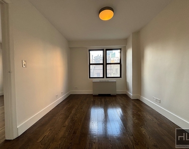 East 63 Street - Photo Thumbnail 4