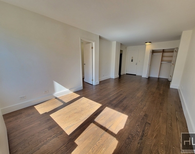 East 63 Street - Photo Thumbnail 3