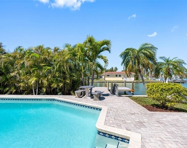 562 Johns Pass Avenue - Photo Thumbnail 5