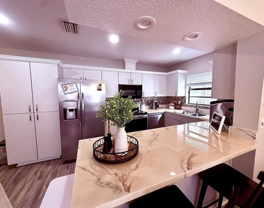 7218 N Highland Avenue - Photo Thumbnail 3