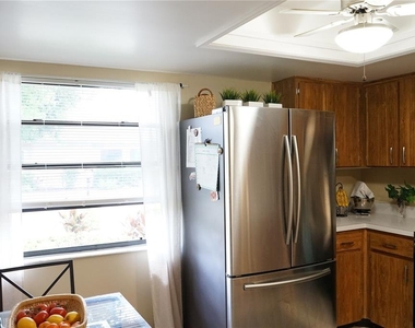 2102 Hereford Drive - Photo Thumbnail 8