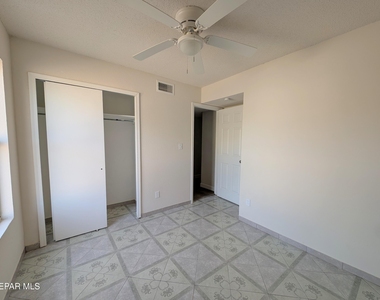 5857 W Valley Circle - Photo Thumbnail 14