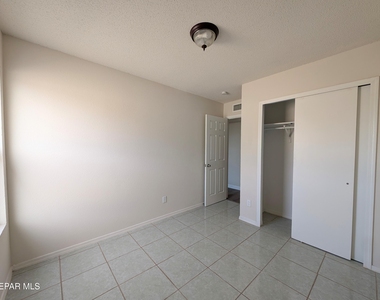 5857 W Valley Circle - Photo Thumbnail 18