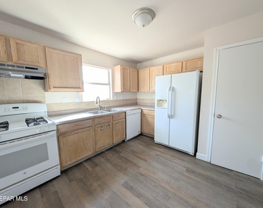 5857 W Valley Circle - Photo Thumbnail 8