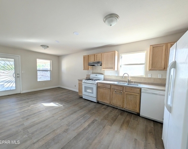 5857 W Valley Circle - Photo Thumbnail 7