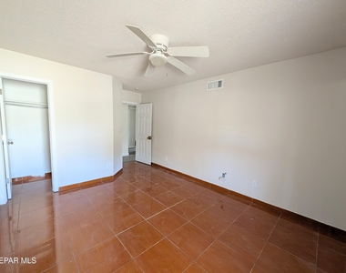 5857 W Valley Circle - Photo Thumbnail 11